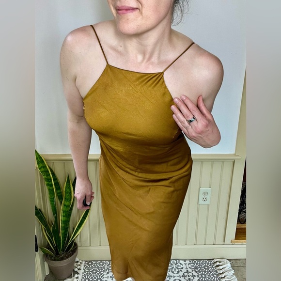 Massimo Dutti Burnt Yellow/Rust Crinkle Satin Halter Dress Open Back Sz 6 - Picture 3 of 9